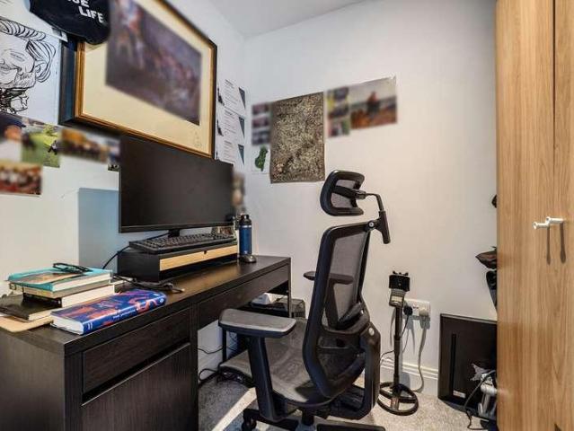 2 bed flat for sale