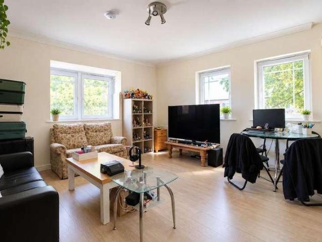 2 bed flat for sale