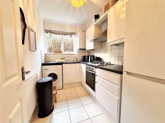 2 bed flat for sale