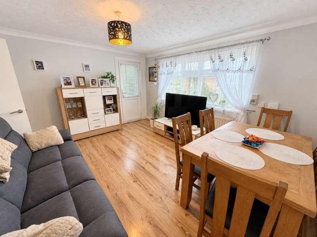 2 bed flat for sale
