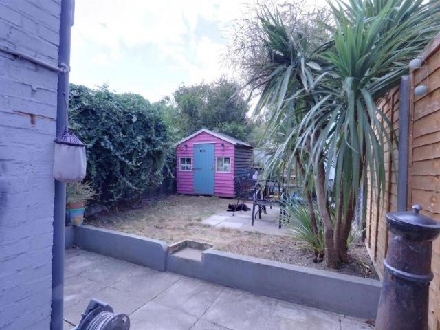 2 bed flat for sale