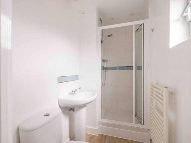 2 bed flat for sale