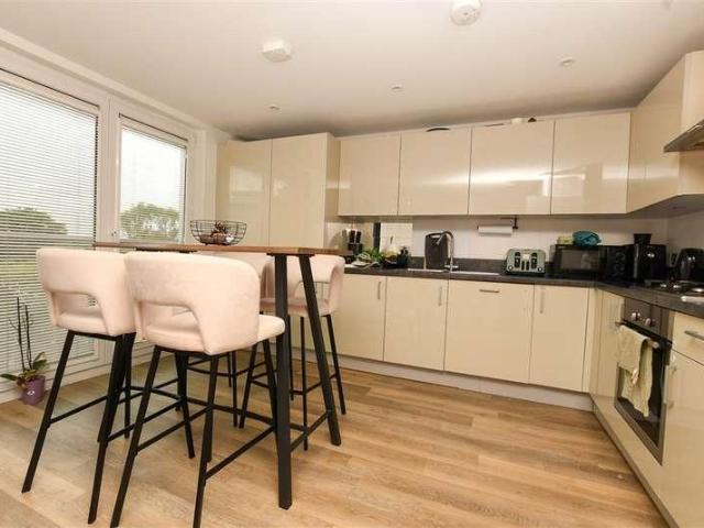 2 bed flat for sale