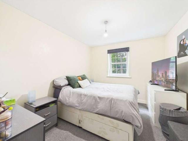 2 bed flat for sale