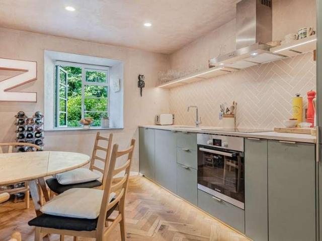 2 bed flat for sale