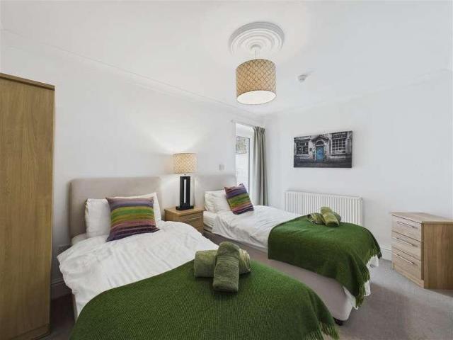 2 bed flat for sale