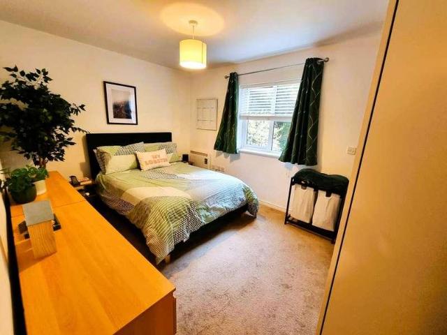 2 bed flat for sale