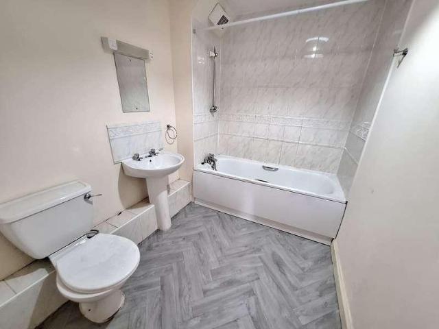 2 bed flat for sale