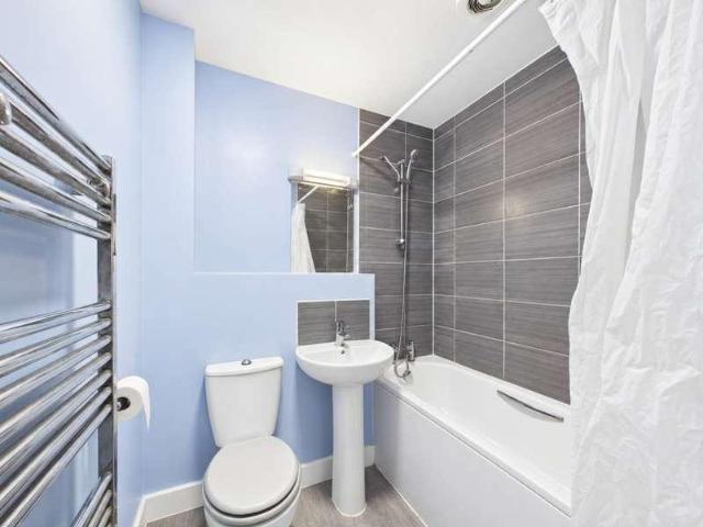 2 bed flat for sale