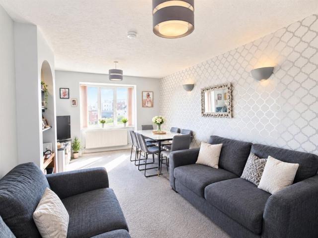 2 bed flat for sale