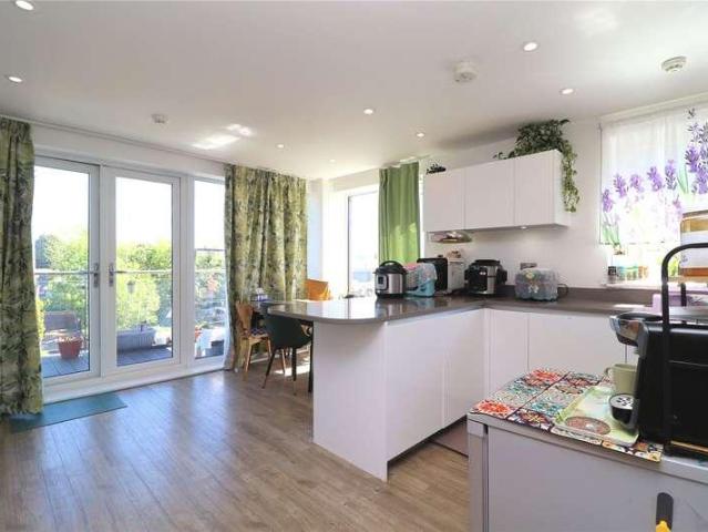 2 bed flat for sale