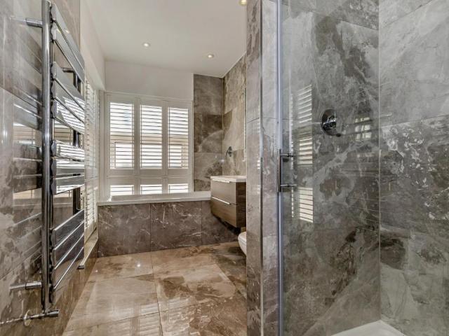 2 bed flat for sale