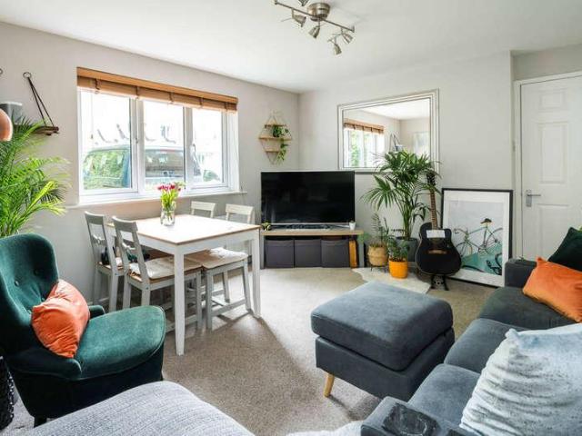 2 bed flat for sale