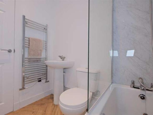 2 bed flat for sale