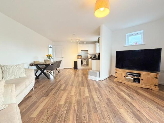 2 bed flat for sale