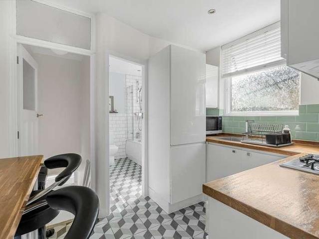 2 bed flat for sale