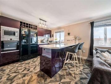 2 bed flat for sale