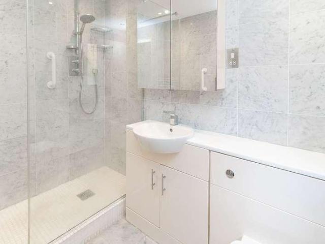 2 bed flat for sale