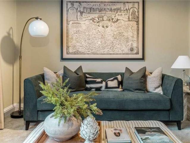 2 bed flat for sale