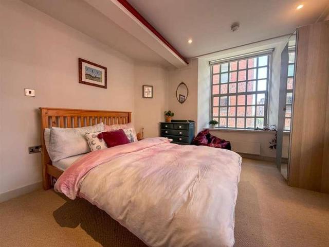 2 bed flat for sale