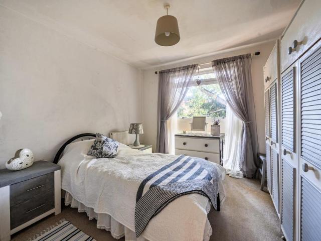 2 bed flat for sale