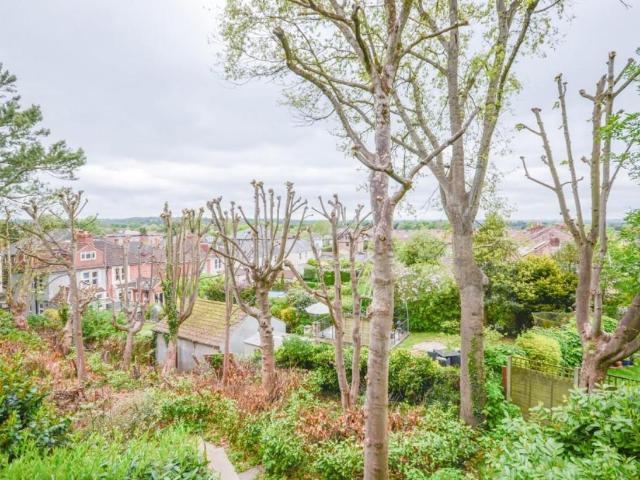 2 bed flat for sale