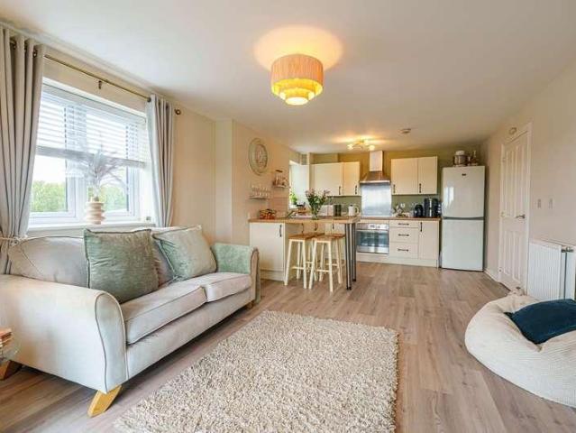 2 bed flat for sale
