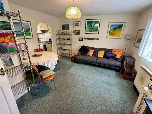 2 bed flat for sale