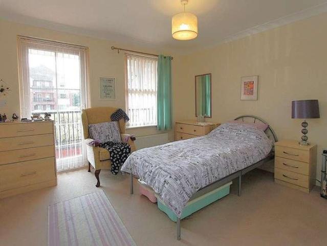 2 bed flat for sale