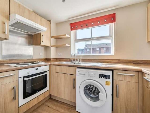 2 bed flat for sale