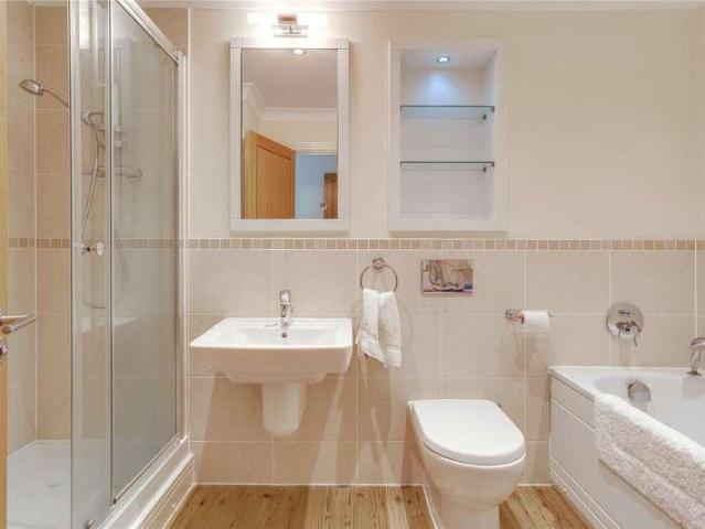 2 bed flat for sale