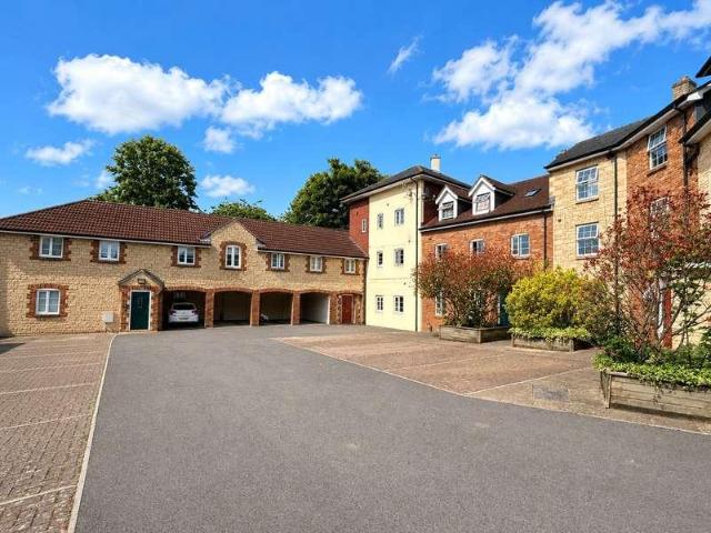 2 bed flat for sale