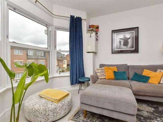 2 bed flat for sale