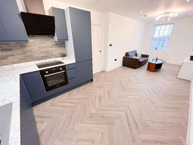 2 bed flat for sale