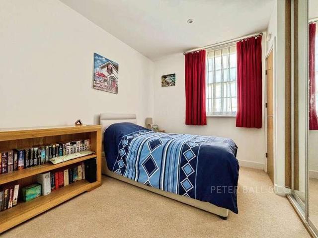 2 bed flat for sale