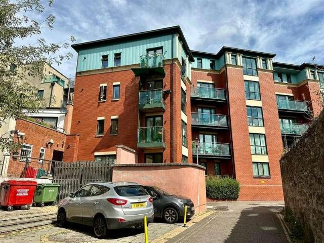 2 bed flat for sale