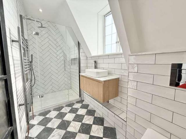 2 bed flat for sale