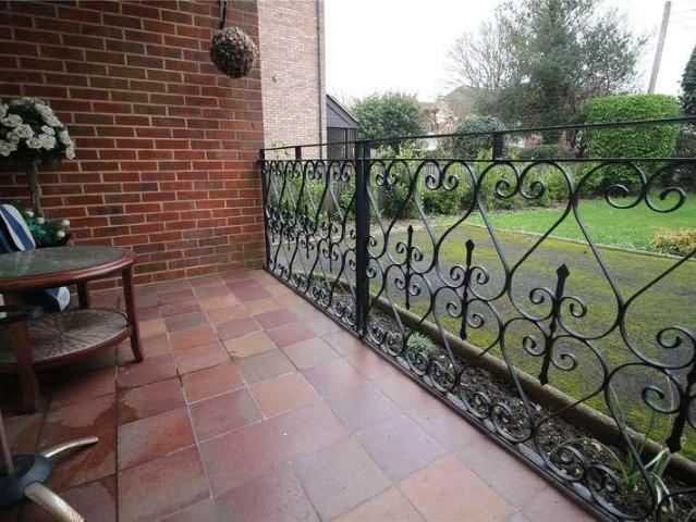 2 bed flat for sale