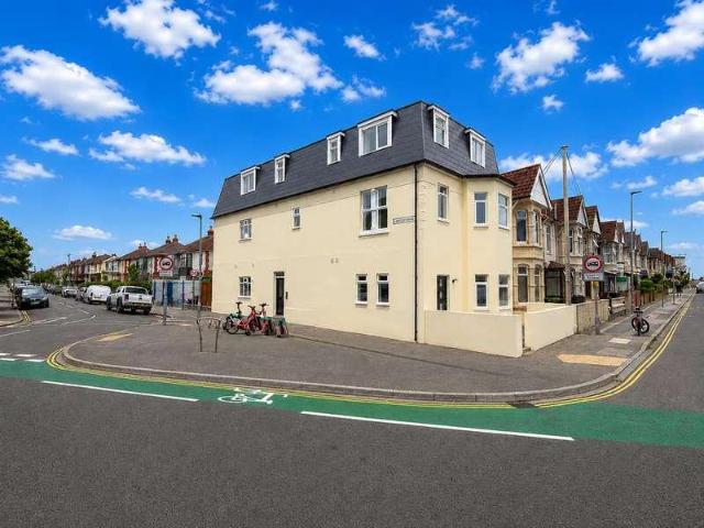 2 bed flat for sale