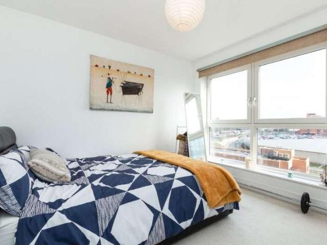 2 bed flat for sale