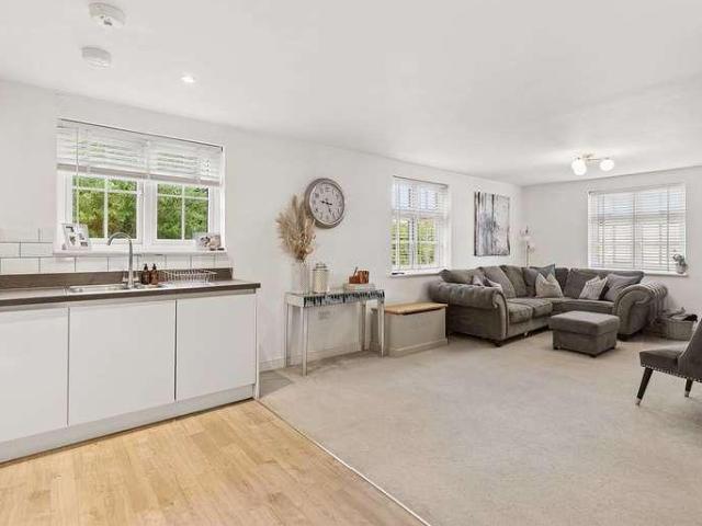 2 bed flat for sale