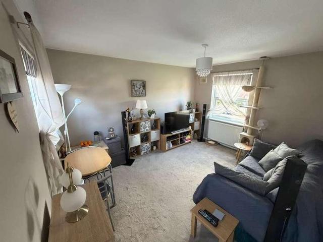 2 bed flat for sale