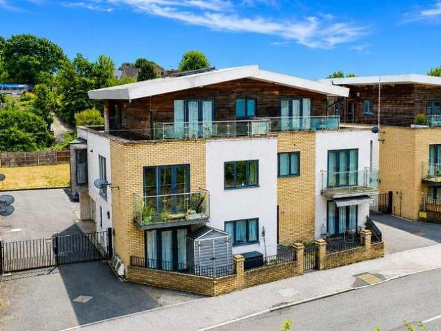 2 bed flat for sale