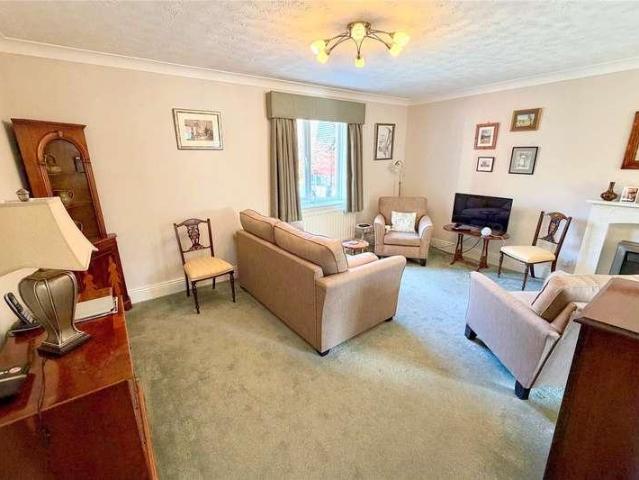 2 bed flat for sale