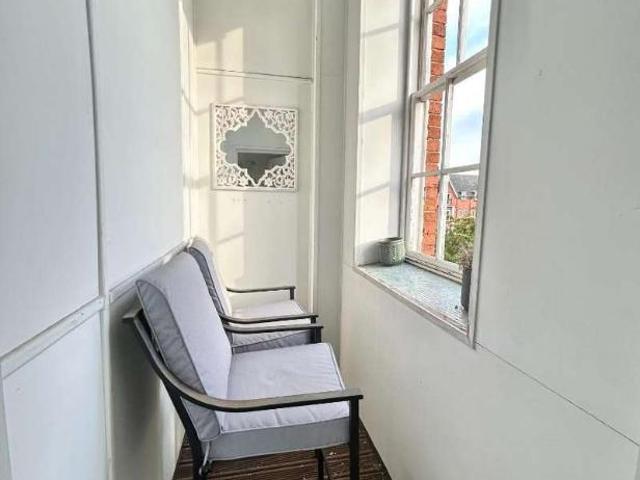 2 bed flat for sale