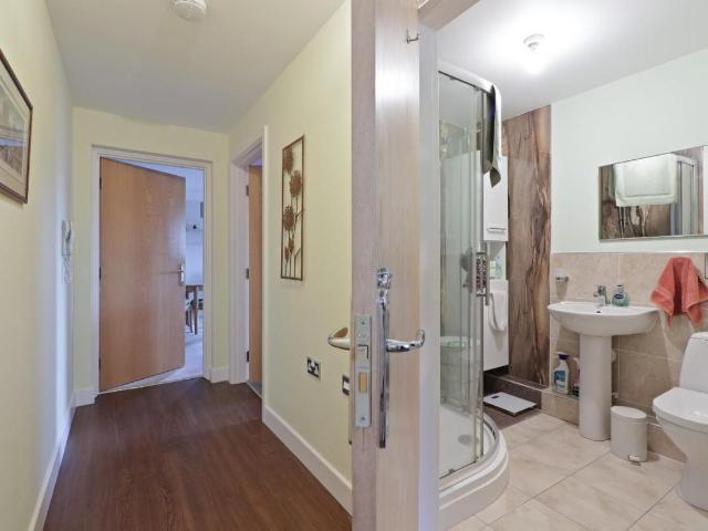 2 bed flat for sale