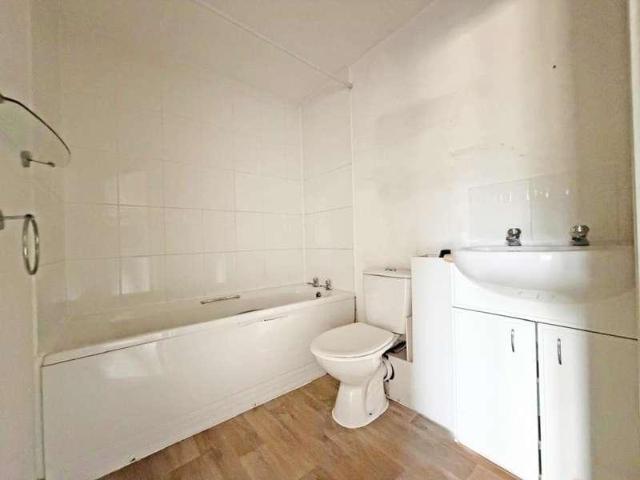 2 bed flat for sale