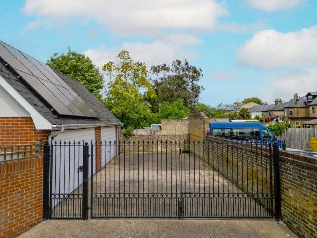 2 bed flat for sale