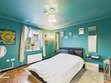 2 bed flat for sale