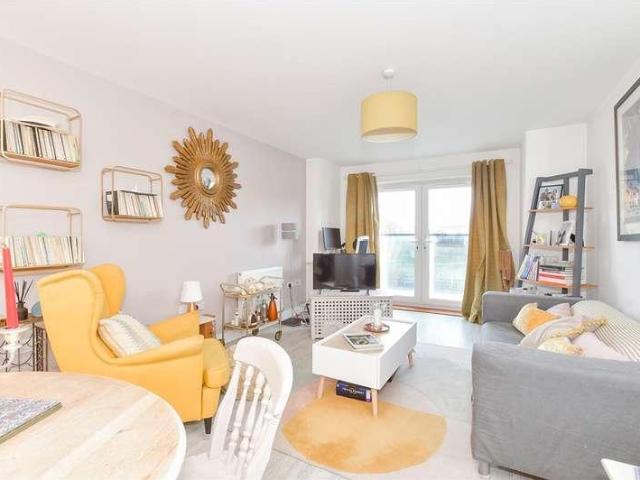 2 bed flat for sale